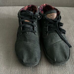 Tom’s canvas tie shoes